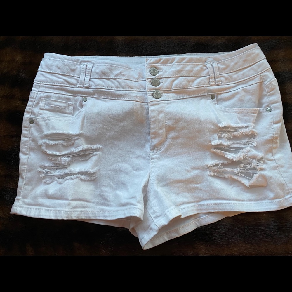White Distressed shorts. Size 15/16